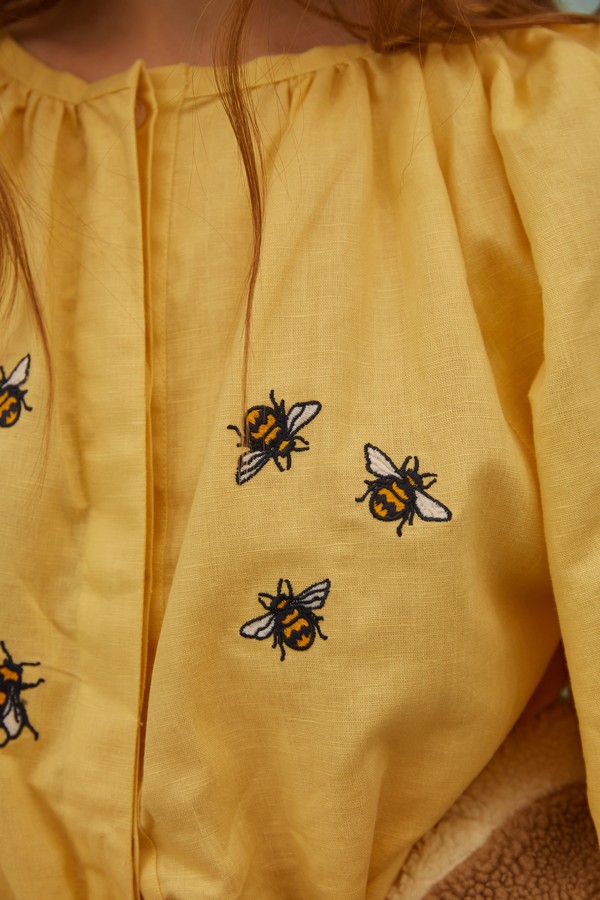 Вишиванка жовтого кольору з бджолами E72
