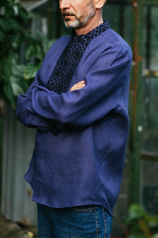 Вишиванка чоловіча фіолетова з чорною вишивкою ME13