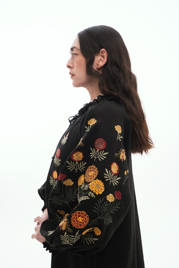 d76_07 Mann Studio Плаття чорне "Чорнобривці" D76 1